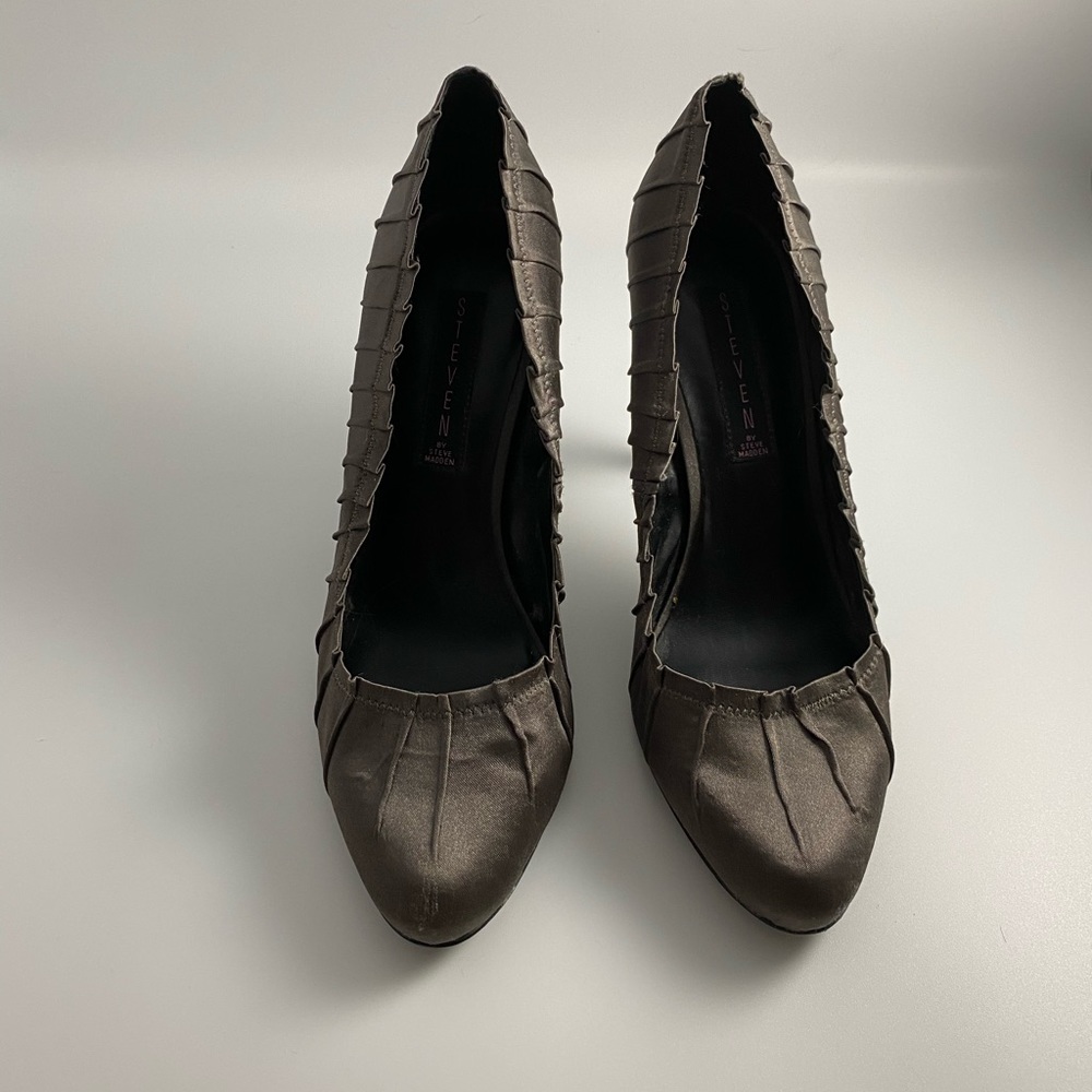 Steven by Steve Madden gray satin pumps, s…